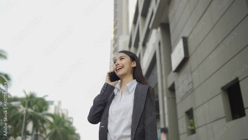 VDO Slow-motion. An attractive Asian businesswoman wearing a gray suit. Use a smartphone to connect to work in town.
VDO Slow-motion. An attractive Asian businesswoman wearing a gray suit. Use a smartphone to connect to work in town.