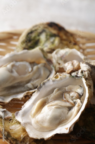 冬の海の味覚の殻付きの牡蠣