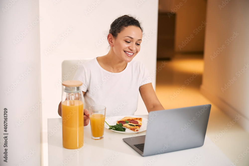 © Svitlana - Tasty lunch at home in front of the laptop © Svitlana - Tasty lunch at home in front of the laptop