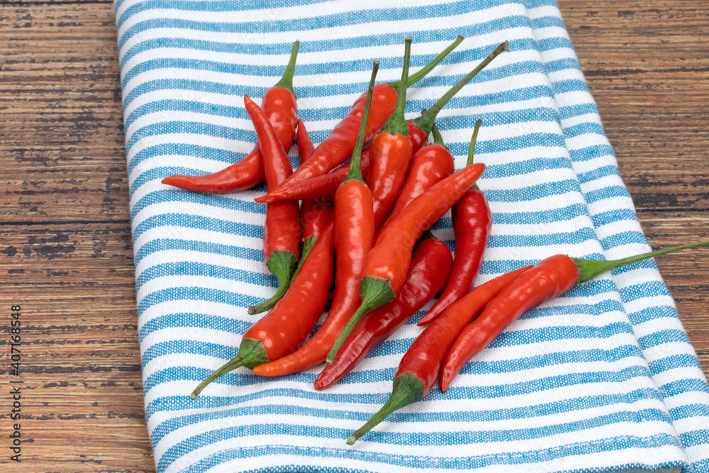 petits piments allongés isolé sur une table petits piments allongés isolé sur une table