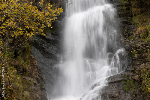 cascada de agua en larga exposición en otoño