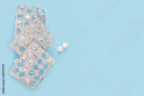 Foto latest pills and empty pill packaging isolated on blue background