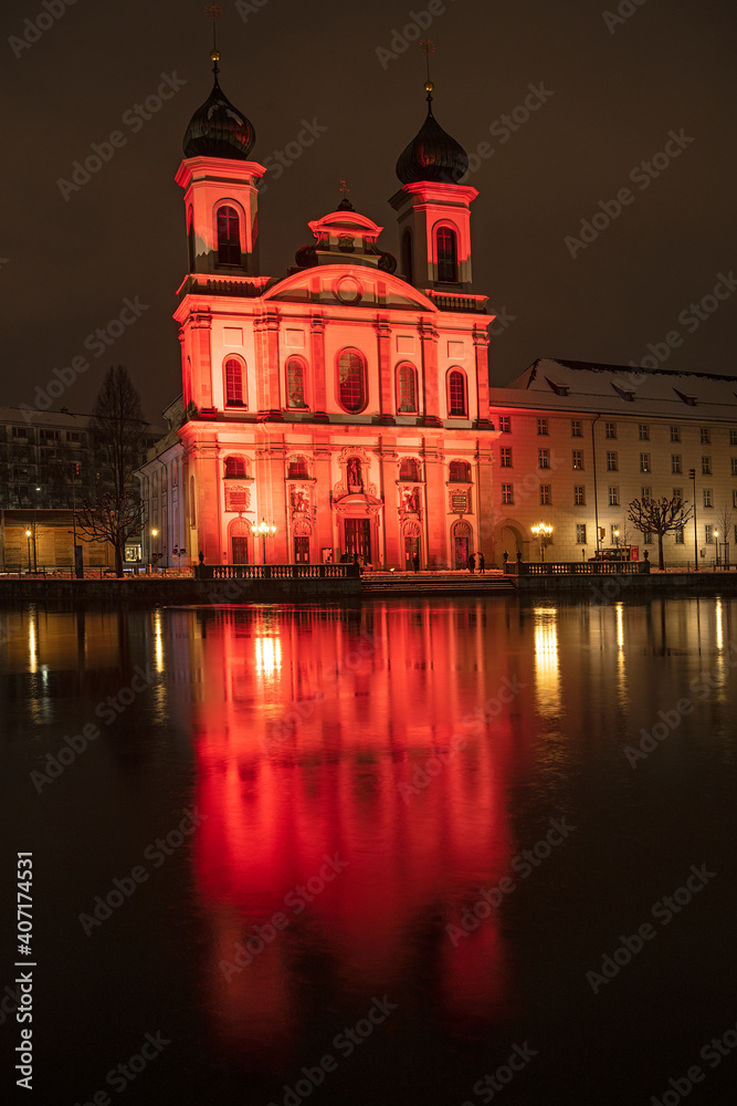 Rot beleuchtete Jesuitenkirche in der Nacht, Luzern, Schweiz