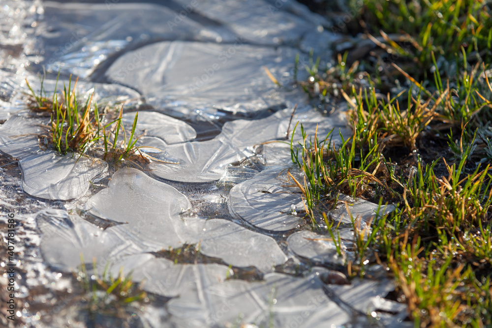 Formation de glace bord de route