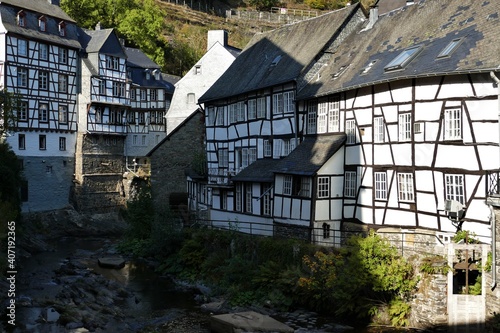Fachwerkhäuser mit alter Mühle an der Rur in Monschau / Eifel