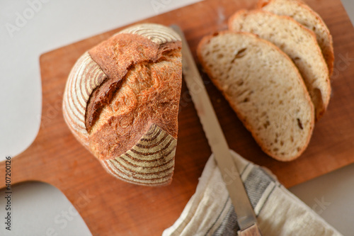 天然酵母パン、カンパーニュをカットしている写真、朝食イメージ