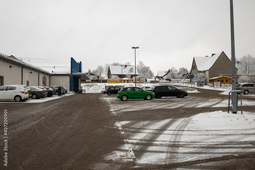 Verschneiter Parkplatz eines Supermarktes