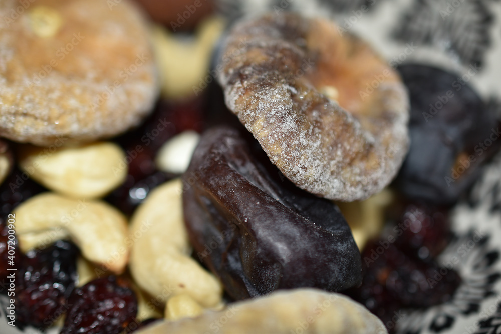 Trockenfrüchte präsentiert zum Verzehr, gemischt mit Feigen, Paranüssen, Cranberries, Datteln und Cashewnüsse Trockenfrüchte präsentiert zum Verzehr, gemischt mit Feigen, Paranüssen, Cranberries, Datteln und Cashewnüsse