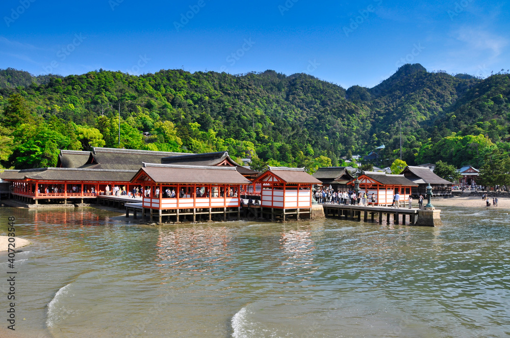 Naklejka premium 広島県の宮島にある厳島神社の風景