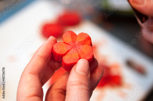 出来上がったねじり梅を持つ女性の手 梅にんじん 調理 和食 日本 