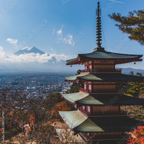 日本の伝統的な塔と富士山
