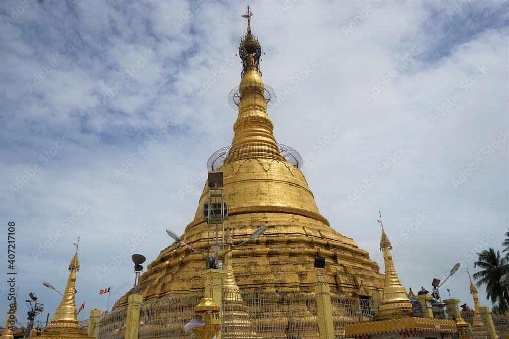Fototapeta premium Botataung or Botahtaung Pagoda in Yangon, Myanmar - ボタタング パゴダ ヤンゴン ミャンマー