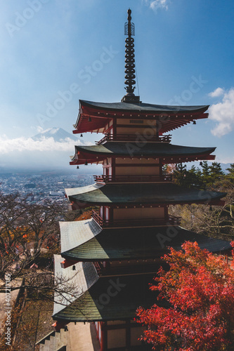 日本の伝統的な塔と富士山