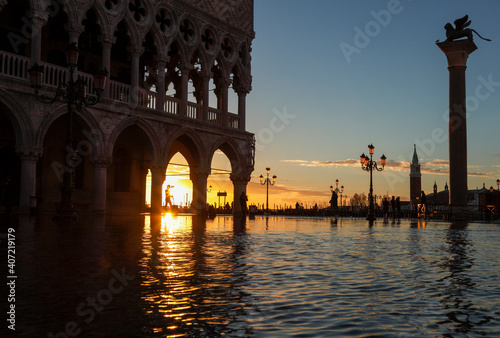 Hochwasser auf der Piazza di San Marco im Sonnenaufgang, Venedig, Italien © Peter