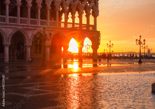 Hochwasser auf der Piazza di San Marco im Sonnenaufgang, Venedig, Italien © Peter