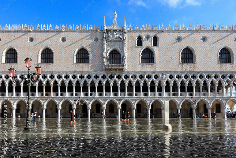 Hochwasser auf der Piazza di San Marco, Venedig, Italien