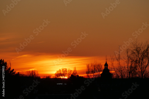 Sonnenuntergang mit Kirchturm