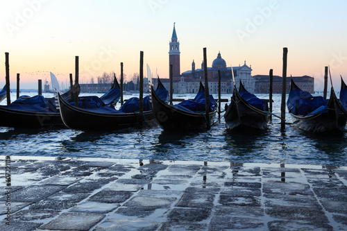 Gondeln vor der Piazzetta, im Hintergrund die Insel San Giorgio Maggiore, Venedig © Peter