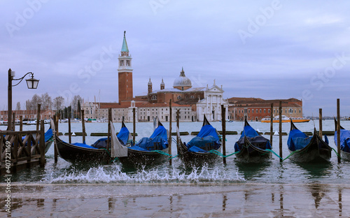 Venedig/Blick auf die Insel San Giorgio Maggiore hinter den Gondeln von San Marco © Peter