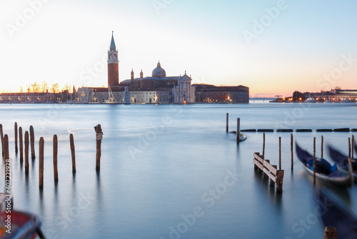 Blick auf die Insel San Giorgio Maggiore im Sonnenaufgang/Venedig