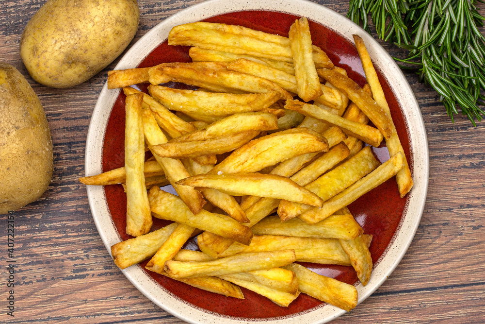 assiette de frites maison sur une table en bois assiette de frites maison sur une table en bois