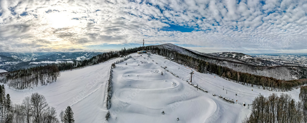 panorama zlotu ptaka, szczyt Czantorii w Beskidzie Śląskim zimą, Śląsk, Polska
