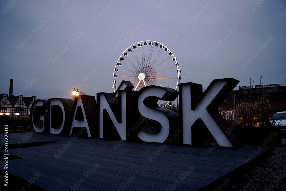Zdjęcie przedstawia napis Gdańsk i zostało zrobione w centrum tego miasta. - obrazy, fototapety, plakaty 