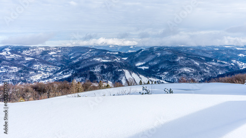 Fototapeta Naklejka Na Ścianę i Meble -  zima w górach, Beskid Śląski w Polsce, Czantoria w Ustroniu