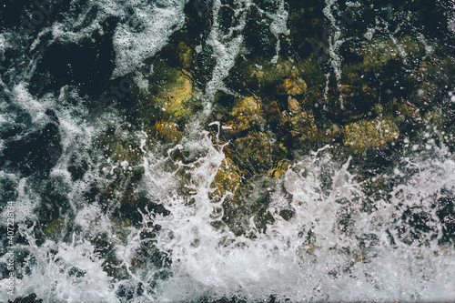 Valokuva Textura de olas rompiendo en las rocas. Costa. Espuma de mar.