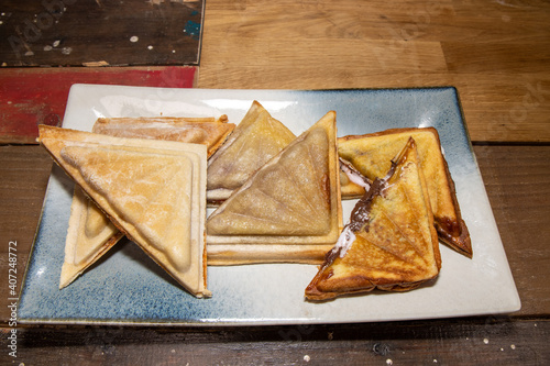 Foto A pile of classic British toasties on a wooden kitchen table