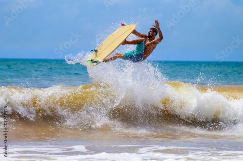 SURFISTA NAS ONDAS DE GUARAPARI, ESPIRITO SANTO, BRASIL.