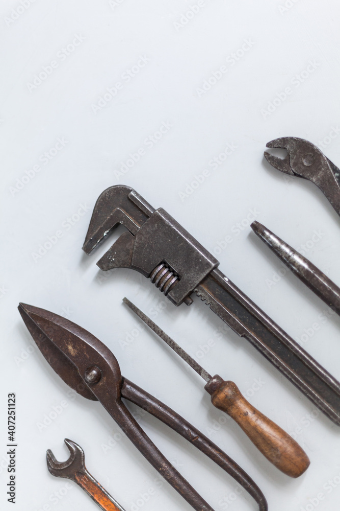 Old tools with a patina, arranged as a diagram, are waiting to be used
