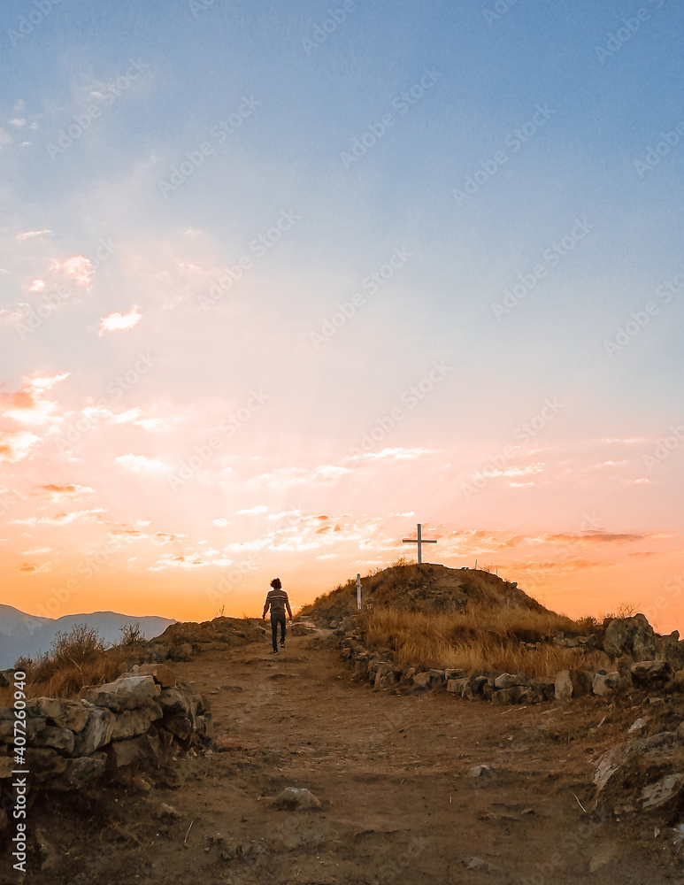 Mágico atardecer desde la cima de un cerro Mágico atardecer desde la cima de un cerro