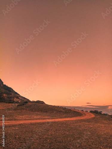 Mágico atardecer en las montañas 