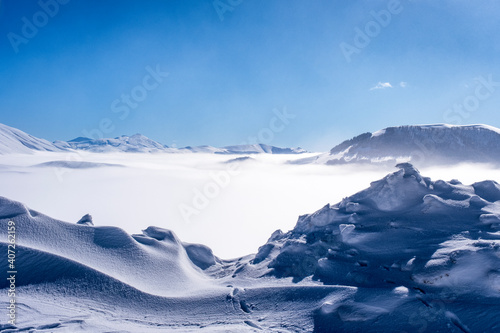 Tableau sur toile Monti Sibillini - neve nebbia e impronte