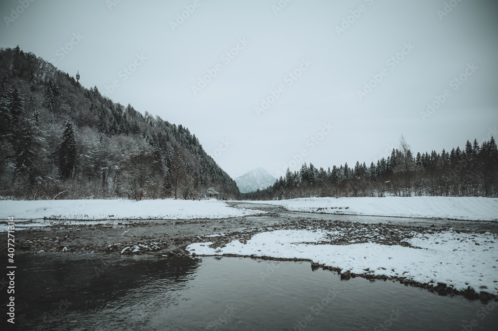Fluss im Winter, die Iller im Allgäu