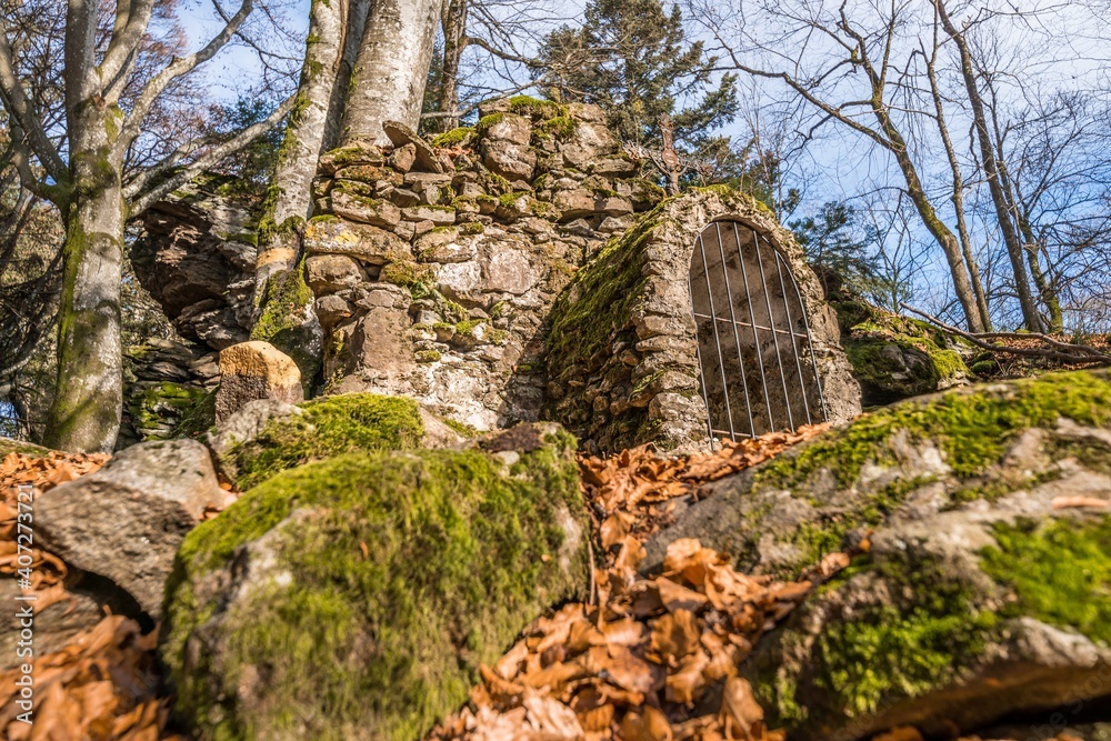 Alte mit Steinen gebaute verfallene Kloster Ruine auf der Rusel und Ruselabsatz nähe Geisslinger Stein Königstein und Hausstein im bayerischen Wald bei Deggendorf und Regen, Deutschland