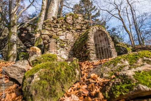 Alte mit Steinen gebaute verfallene Kloster Ruine auf der Rusel und Ruselabsatz n  he Geisslinger Stein K  nigstein und Hausstein im bayerischen Wald bei Deggendorf und Regen  Deutschland