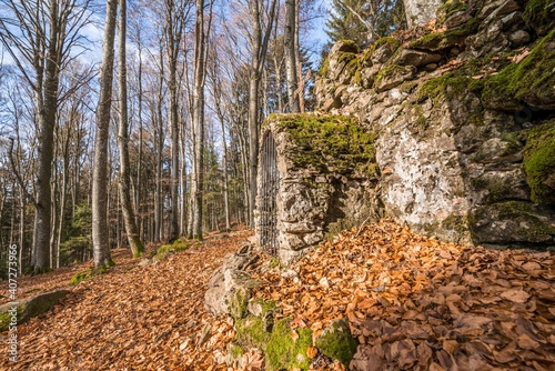 Alte mit Steinen gebaute verfallene Kloster Ruine auf der Rusel und Ruselabsatz nähe Geisslinger Stein Königstein und Hausstein im bayerischen Wald bei Deggendorf und Regen, Deutschland photo