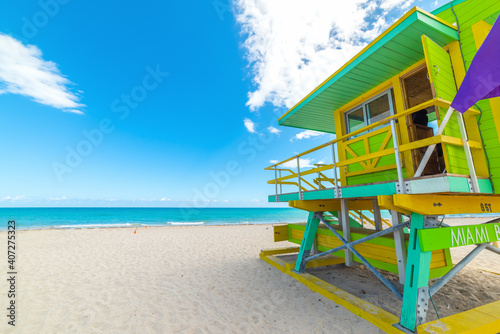 Green and yellow lifeguard tower in world famous South Beach © Gabriele Maltinti