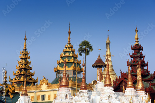 Fototapete detail view to a group of golden stupas at the Shwedagon Pagoda in Yangoon, Myan