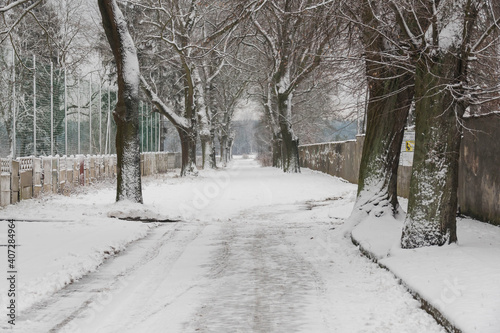 Ulica w prowincjonalnym miasteczku pokryta warstwą śniegu.