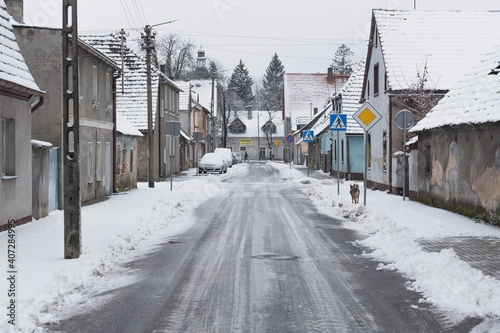 Ulica w prowincjonalnym miasteczku pokryta warstwą śniegu.