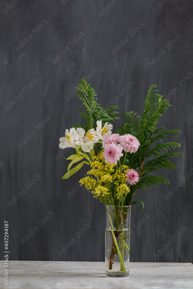 Ramo de flores de colores con un fondo vintage sobre una base de mármol- Concepto decoración de interiores minimalista