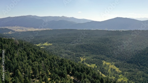 survol des lacs et forets des Bouillouses dans les Pyrénées-Orientales