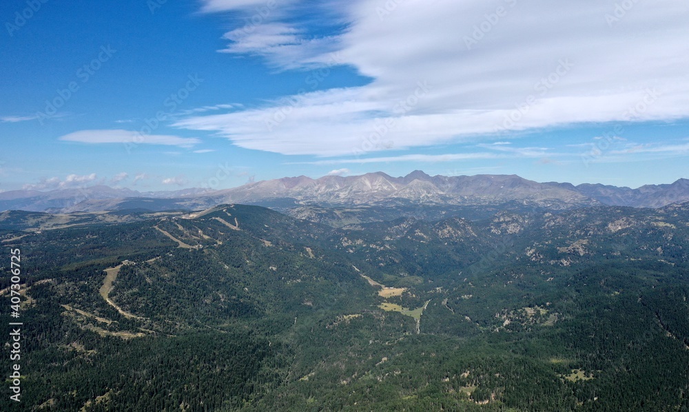 Fototapeta premium survol des lacs et forets des Bouillouses dans les Pyrénées-Orientales