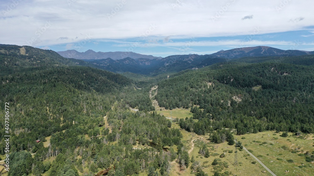 Fototapeta premium survol des lacs et forets des Bouillouses dans les Pyrénées-Orientales