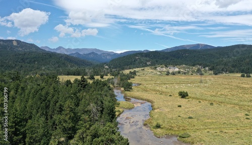 survol du lac de Puyvalador dans les Pyr  n  es