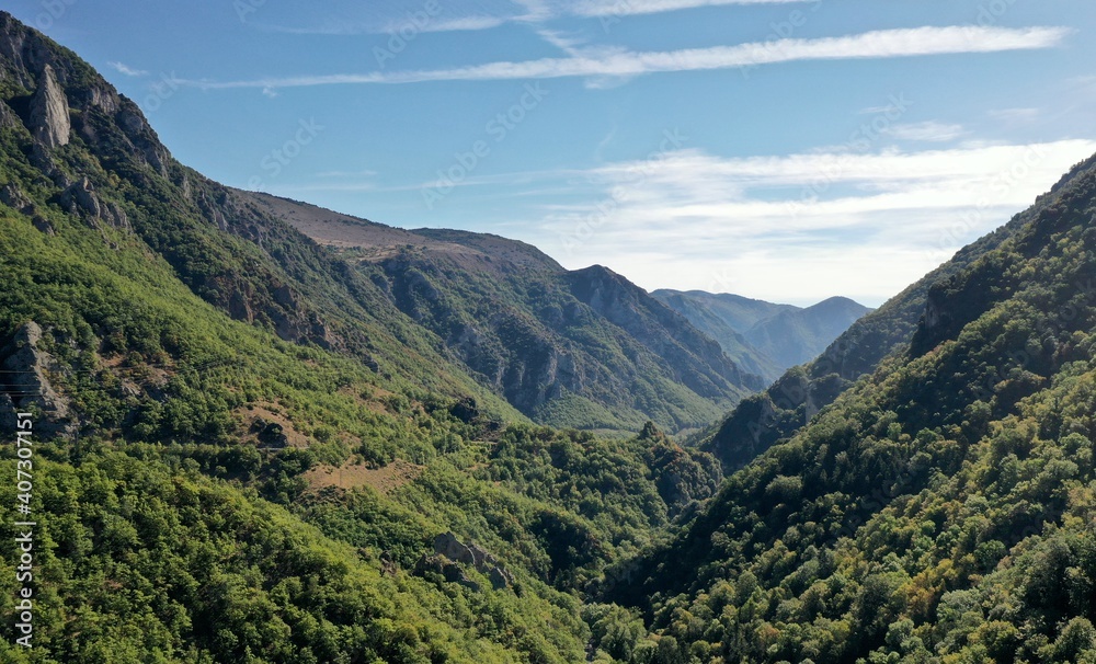 survol de la haute vallée de l'Aude en Occitanie survol de la haute vallée de l'Aude en Occitanie