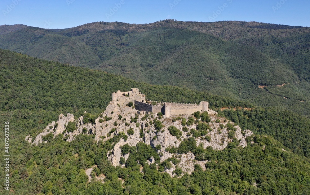 Obraz premium Châteaux cathares et haute-vallée de l'Aude vus du Ciel